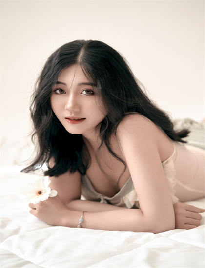 最新：《三个少年剧场纯享版》剪辑手法完整分析：节奏把控与转场技巧探讨